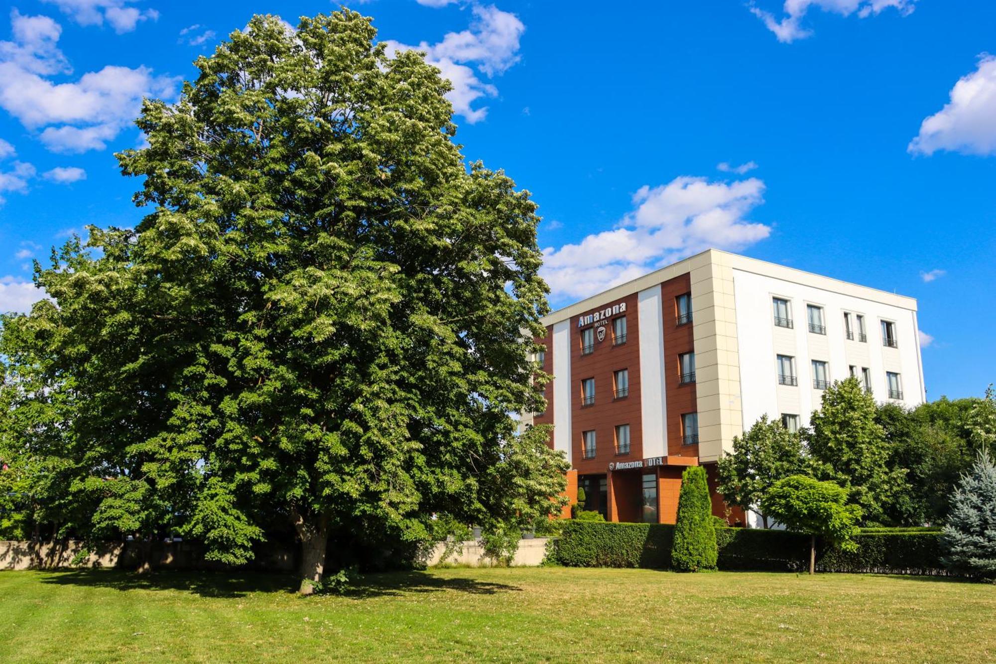 Amazona Hotel Pristina Exterior foto
