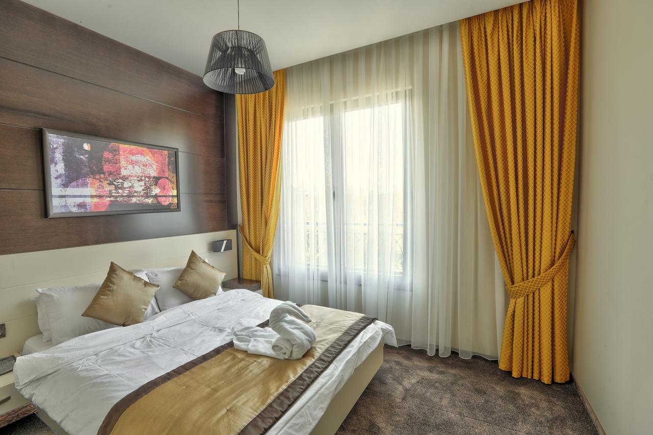 Amazona Hotel Pristina Exterior foto